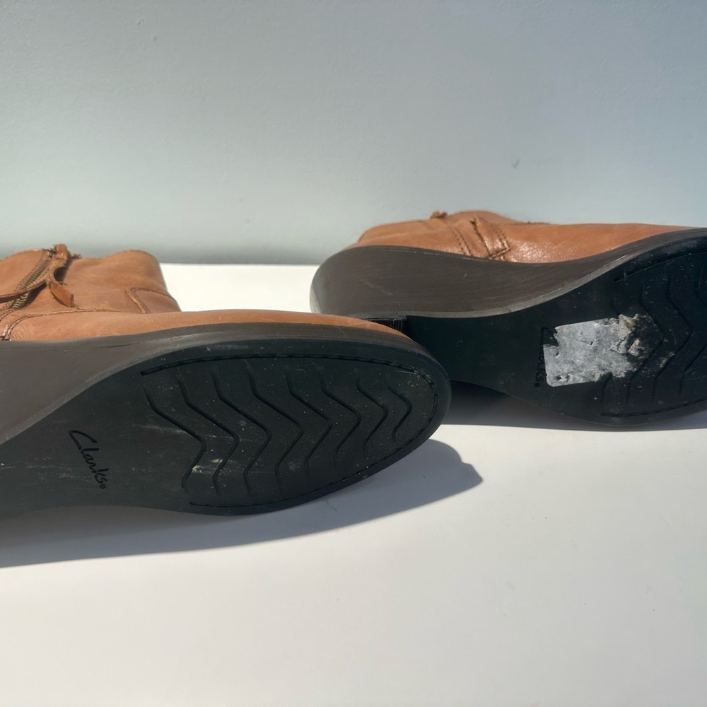Clarks Tan Leather Ankle Booties with Side Zipper. Size 9.5 - Picture 2 of 3